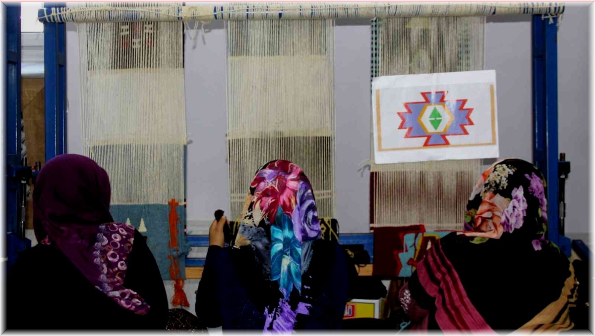 Bin yıllık motifler ilmek ilmek kilimlere işleniyor