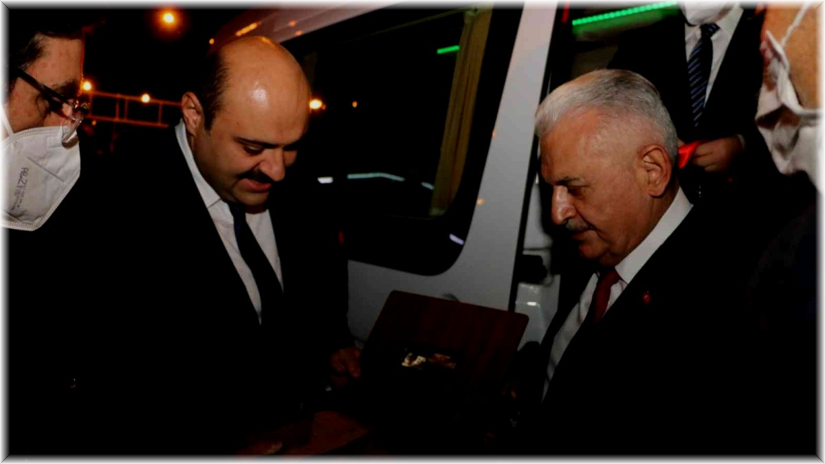 Binali Yıldırım'a Aziziye'de ehram sürprizi