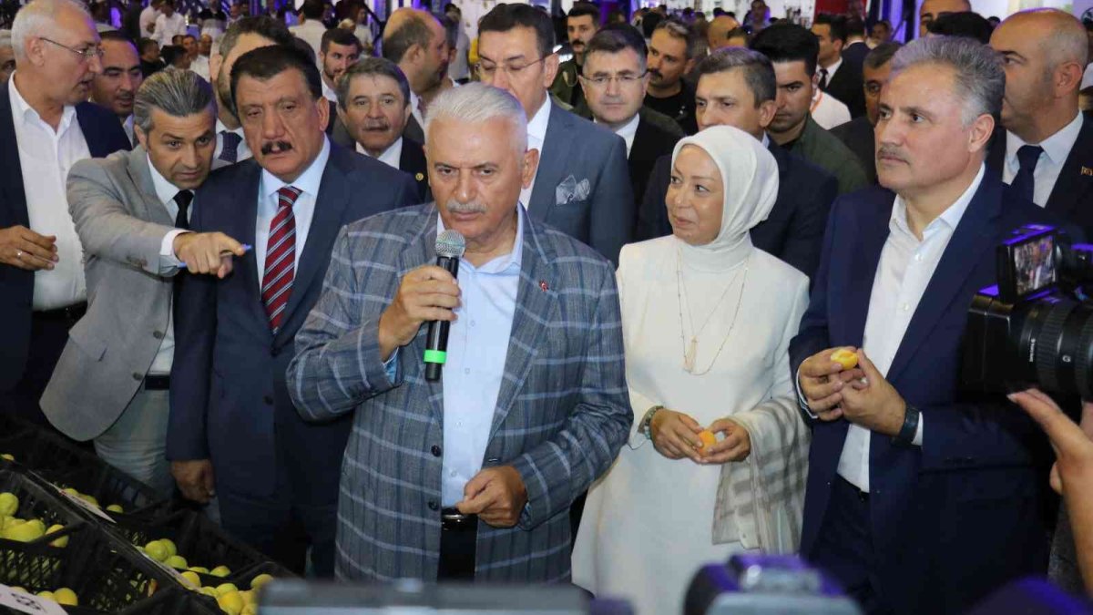 Binali Yıldırım en güzel kayısıların bulunduğu standı gezdi
