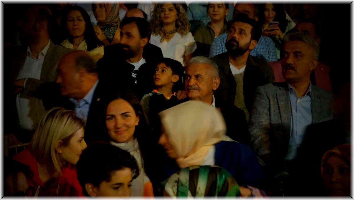 Binali Yıldırım, konserde seyirciyle türkü söyledi