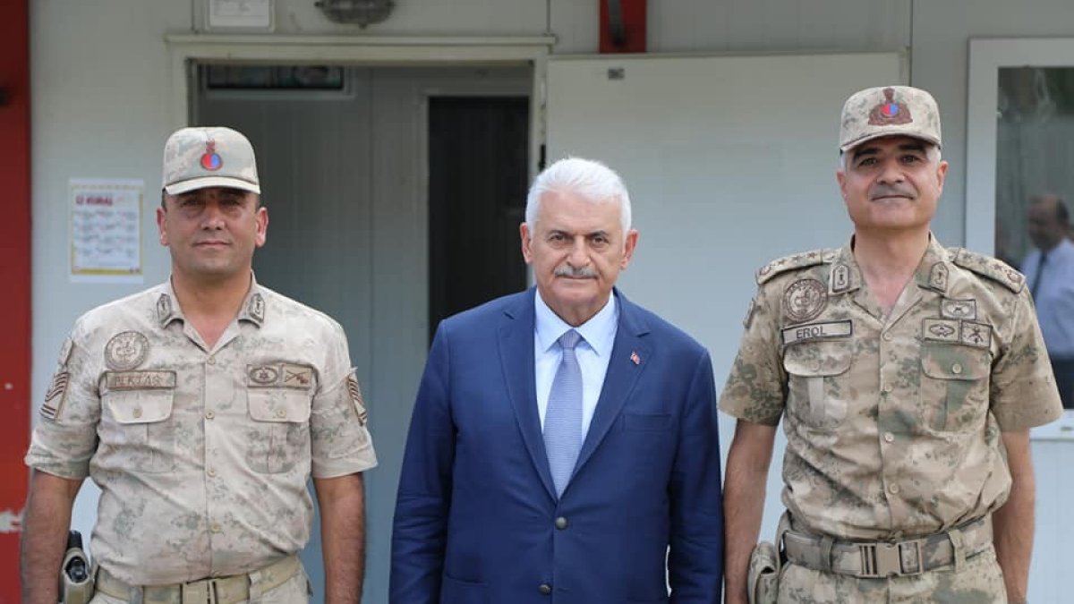 Binali Yıldırım Mehmetçikle bayramlaştı