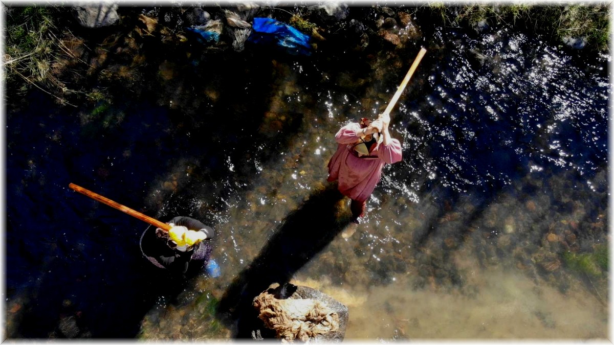 Binbir emekle yıkayıp, saatlerce tokaçla dövüyorlar