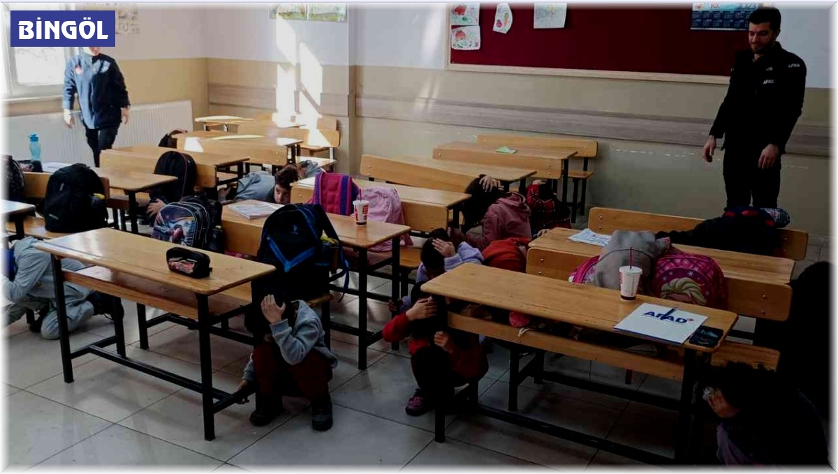 Bingöl AFAD, öğrencilere hem hediye hem de eğitim verdi