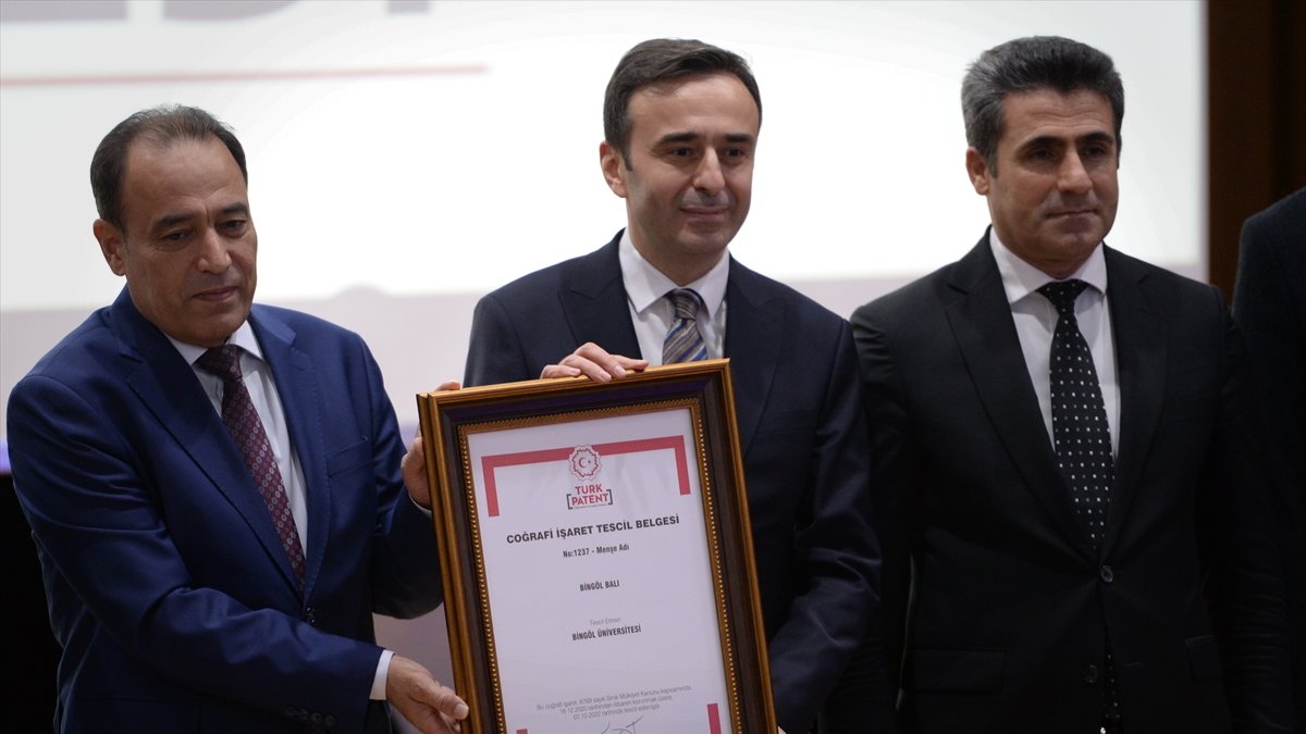 Bingöl balının coğrafi işaret tescil belgesi Bingöl Üniversitesine takdim edildi