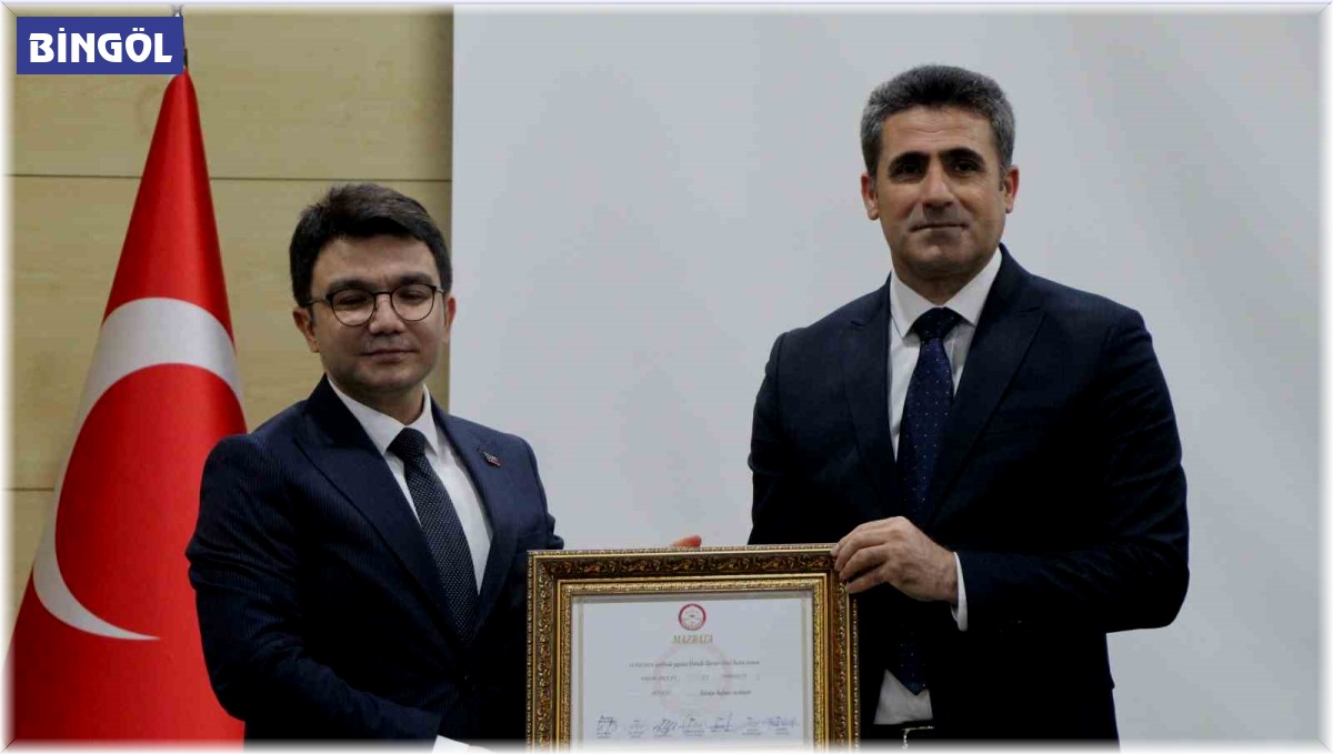 Bingöl Belediye Başkanı Erdal Arıkan mazbatasını aldı