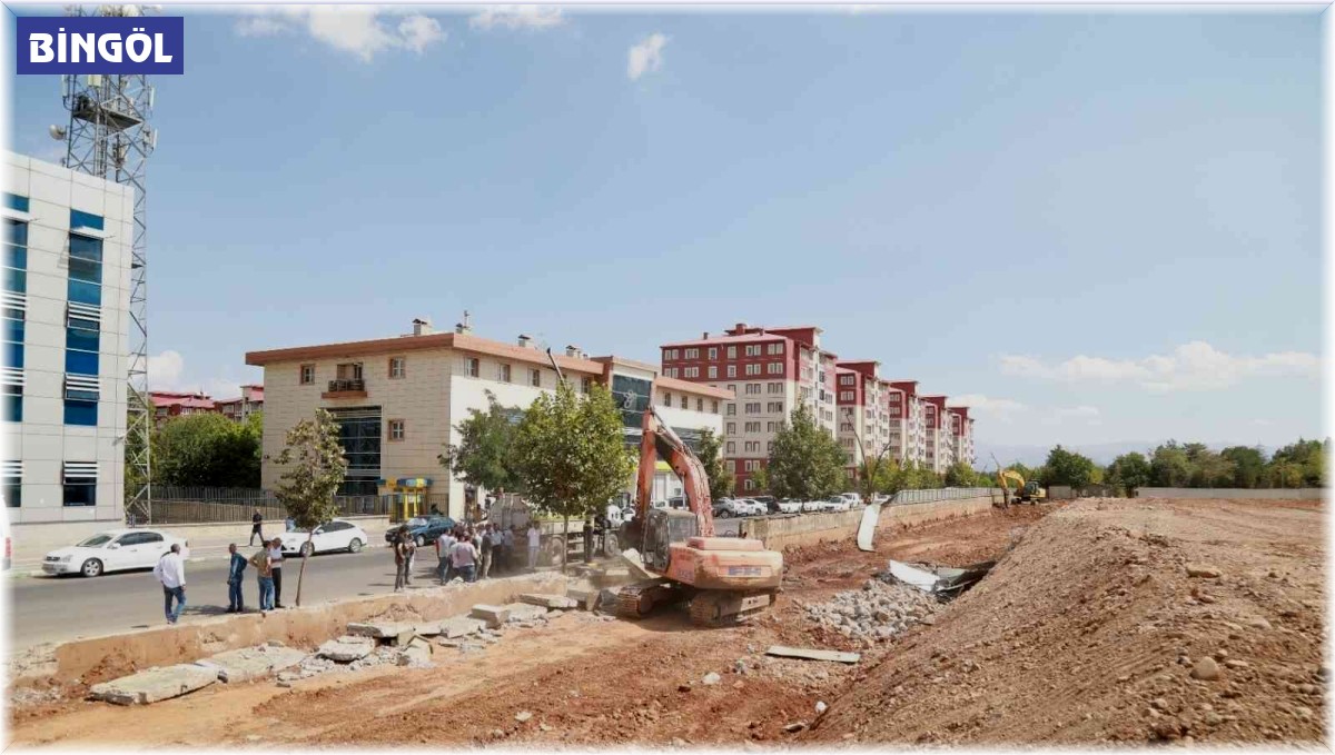 Bingöl Belediyesi caddeyi genişletmek için askeriyenin duvarını yıktı