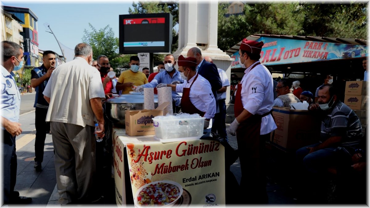 Bingöl Belediyesinden vatandaşlara aşure ikramı