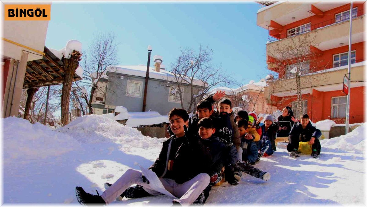 Bingöl'de 1 metreyi bulan kar çocuklara eğlence, vatandaşa çile oldu