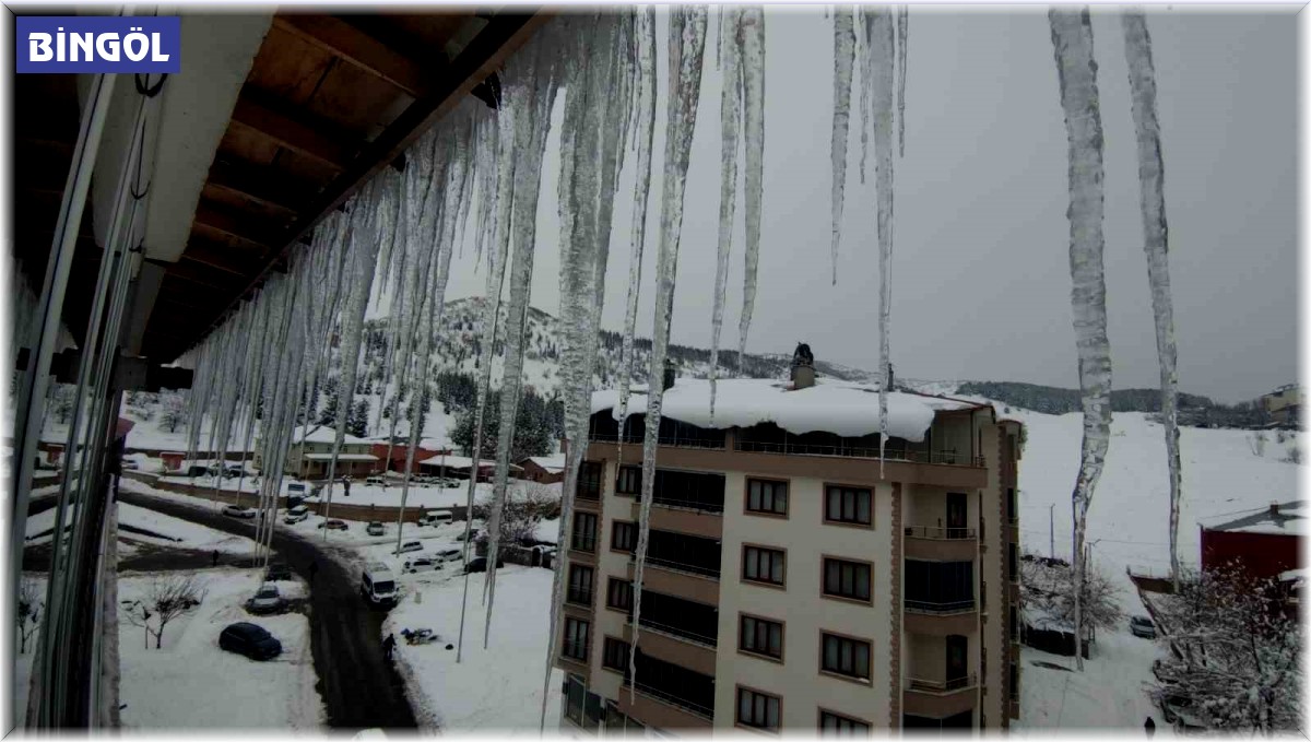 Bingöl'de 1,5 metrelik buz sarkıkları oluştu
