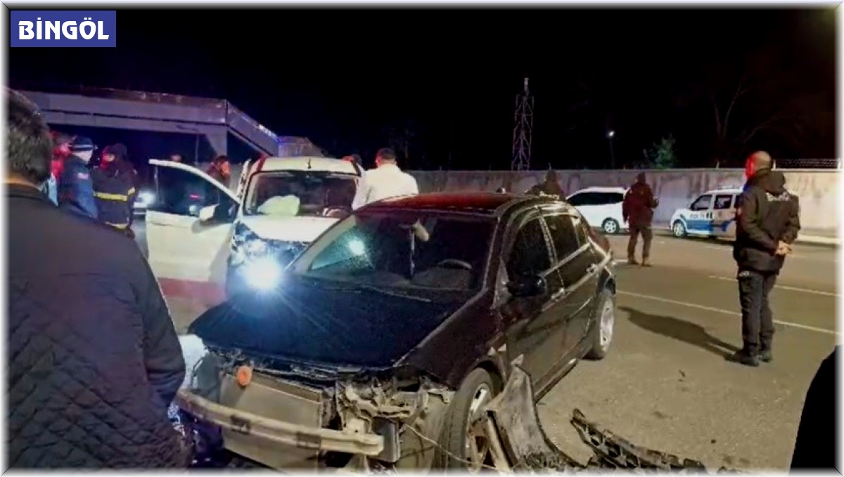 Bingöl'de 2 otomobil çarpıştı: 4 yaralı