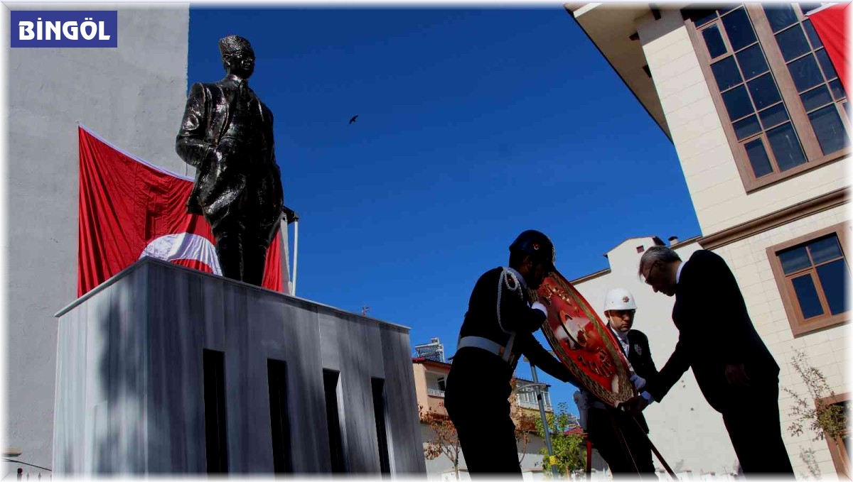 Bingöl'de 29 Ekim kutlamaları çelenk sunma ile başladı