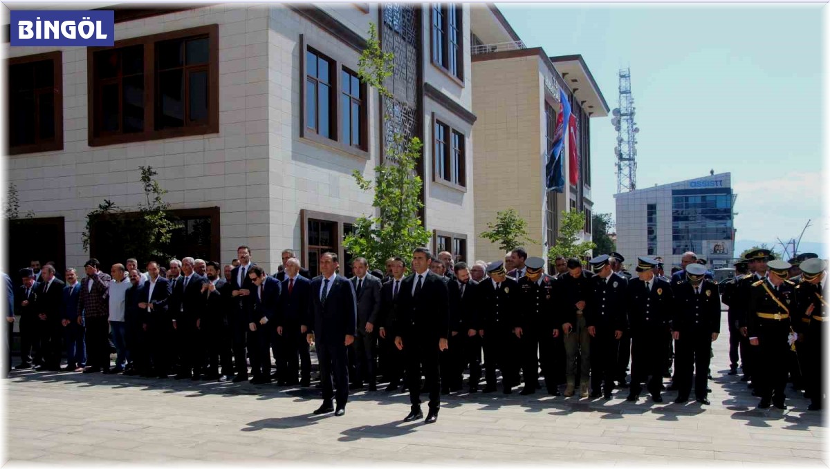 Bingöl'de 30 Ağustos Zafer Bayramı nedeniyle çelenk sunma töreni yapıldı