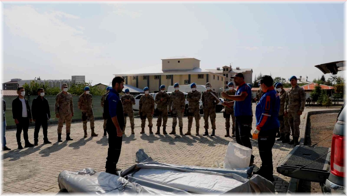 Bingöl'de 43 jandarma personeline çadır kurma eğitimi verildi