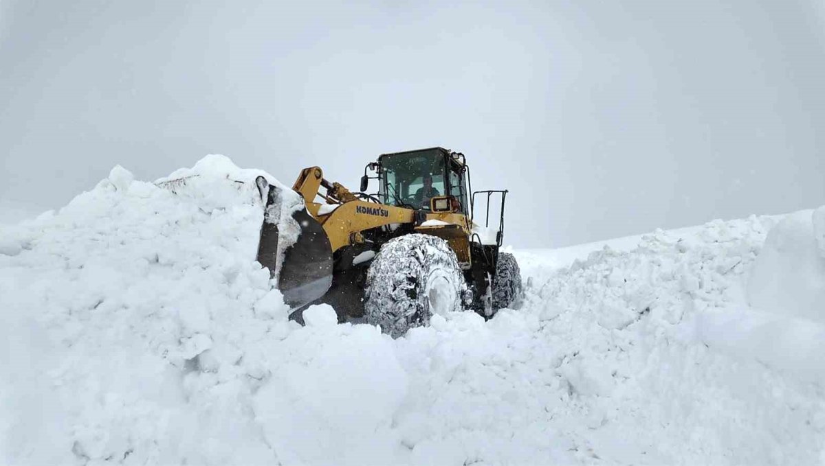 Bingöl'de 56 köy yolunda çalışmalar sürüyor