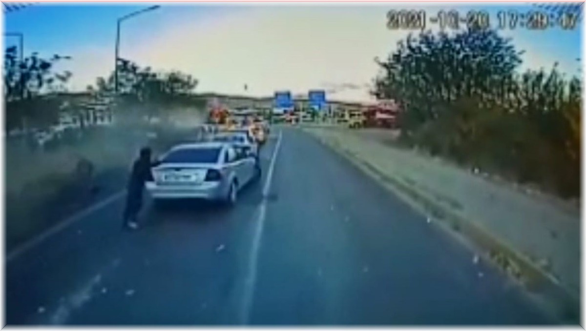 Bingöl'de 6 kişinin yaralandığı kaza araç kamerasında: Aracın altında kalmaktan kıl payı kurtuldu