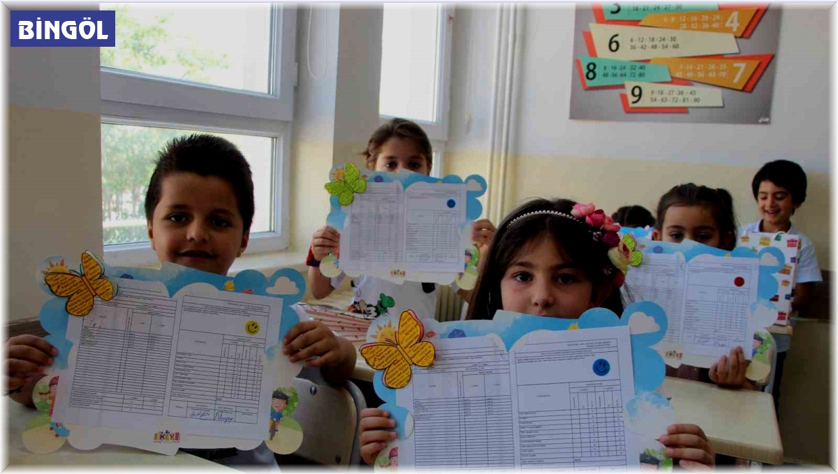 Bingöl'de 60 bine yakın öğrenci karne heyecanı yaşadı