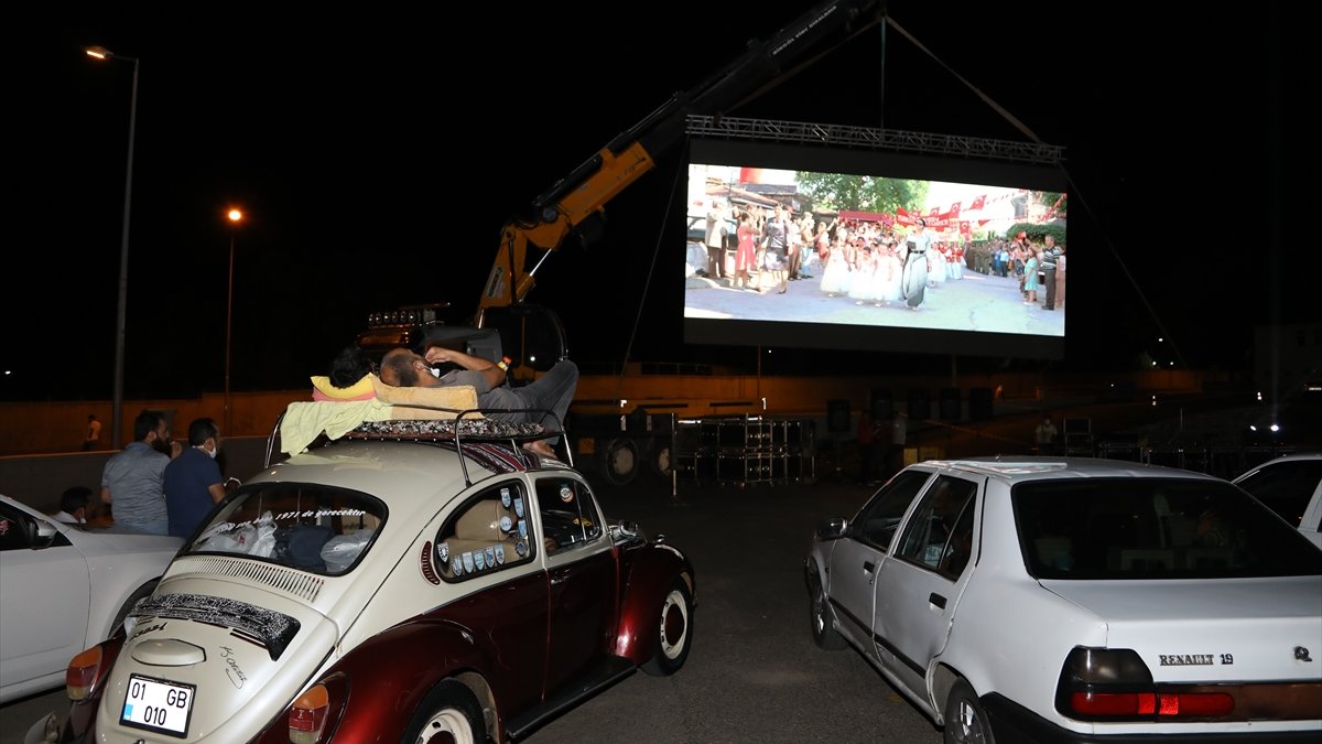 Bingöl'de açık havada arabada sinema keyfi