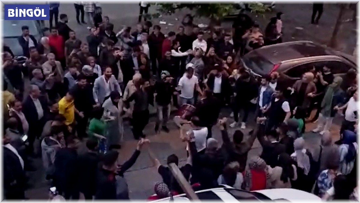 Bingöl'de AK Parti seçim koordinasyon merkezi önünde kutlama