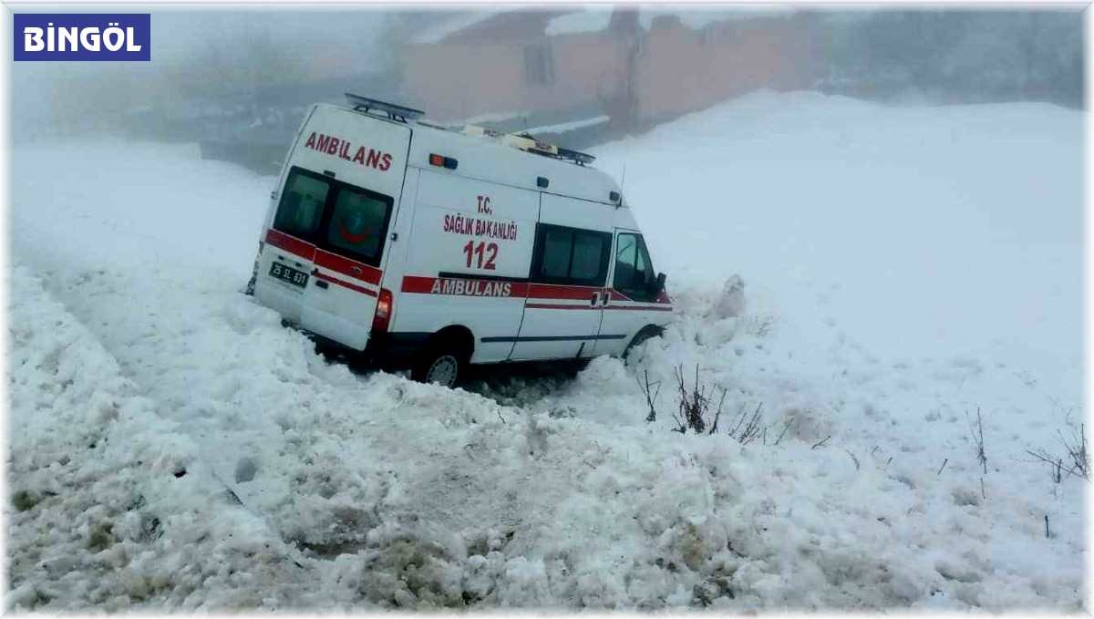 Bingöl'de ambulans buzlanma nedeniyle yoldan çıktı: 5 yaralı