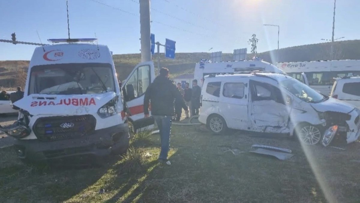Bingöl'de ambulans ile hafif ticari araç çarpıştı: 5 yaralı