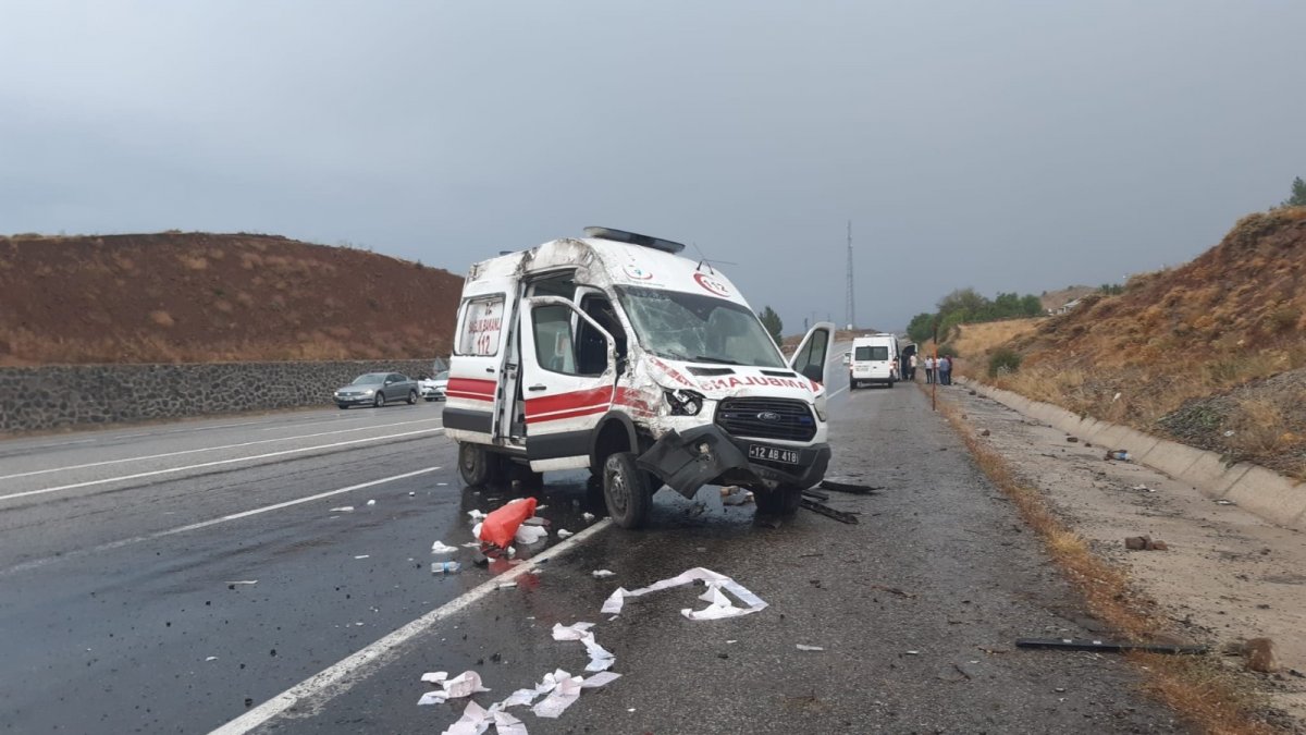 Bingöl'de ambulans kaza yaptı: 3 yaralı