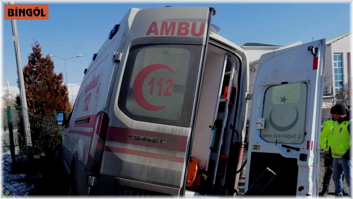 Bingöl'de ambulans ve otomobil çarpıştı: 5 yaralı