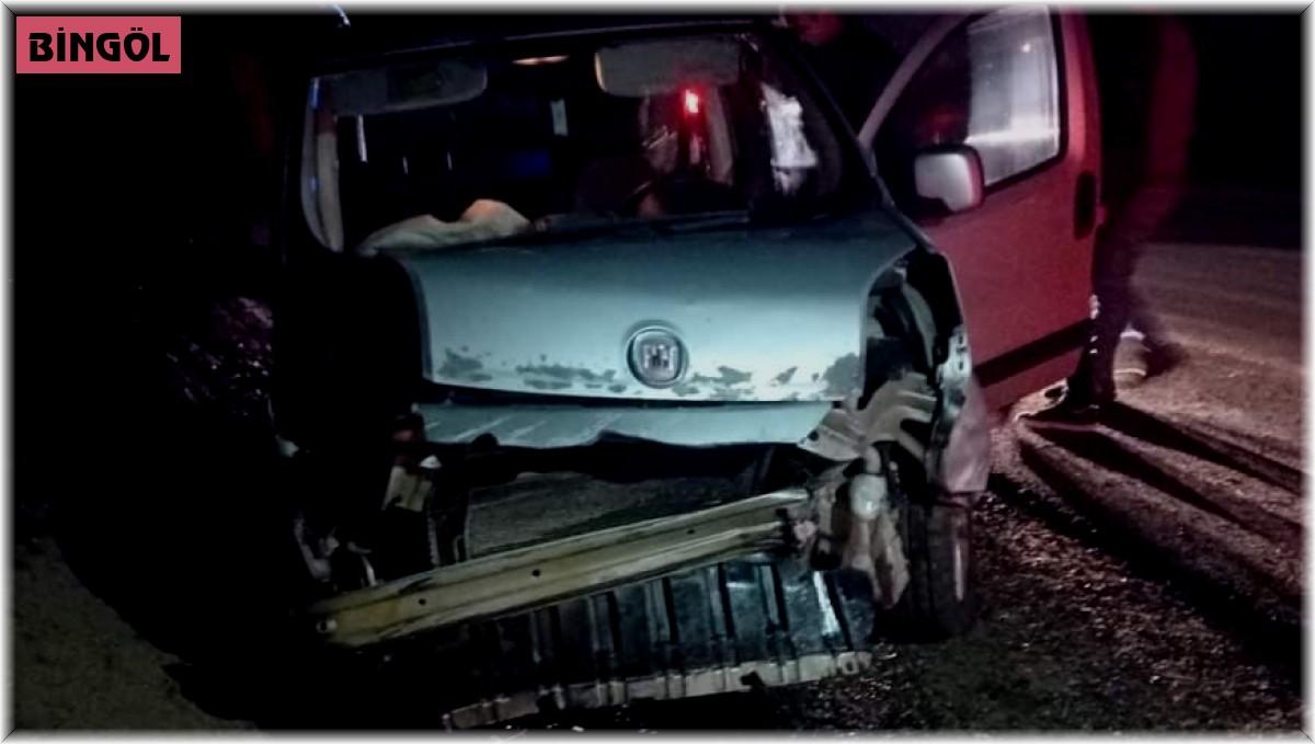 Bingöl'de araç duvara çarptı: 3 yaralı