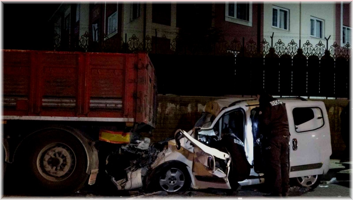 Bingöl'de araç park halindeki tıra arkadan çarptı: 1 yaralı