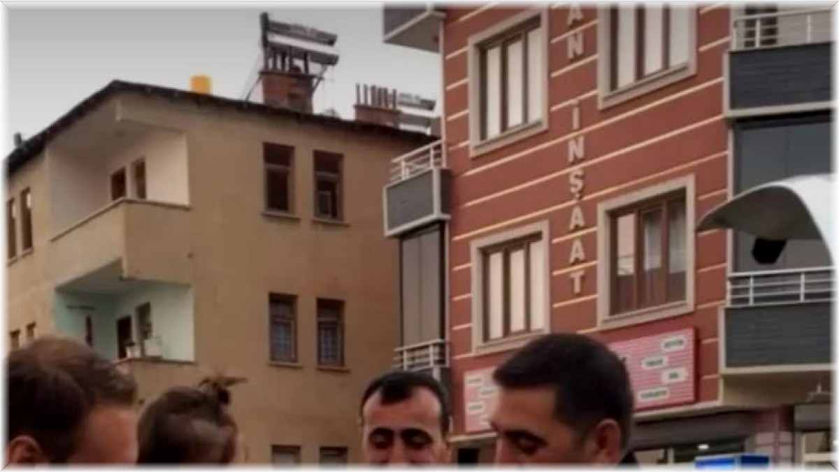 Bingöl'de aracın motor kısmına giren kediyi itfaiye ekipleri kurtardı