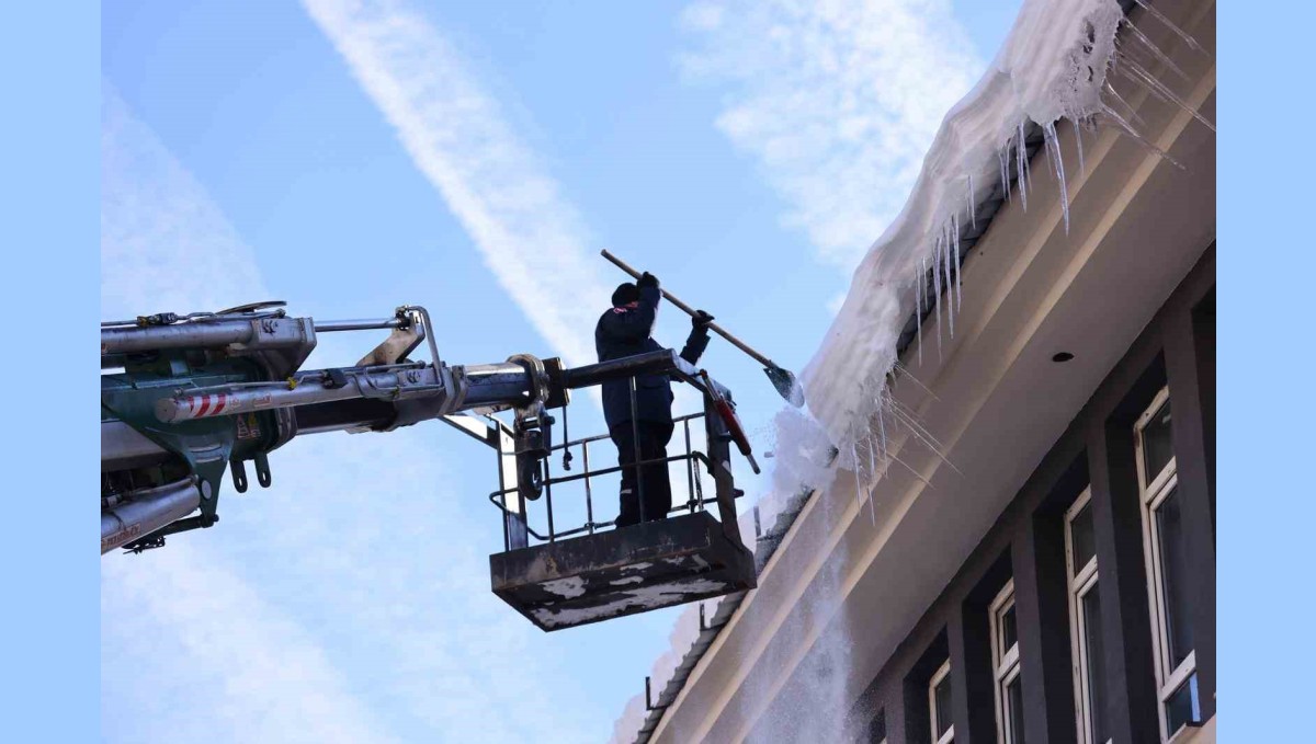 Bingöl'de buz sarkıtları itfaiye ekiplerince temizlendi