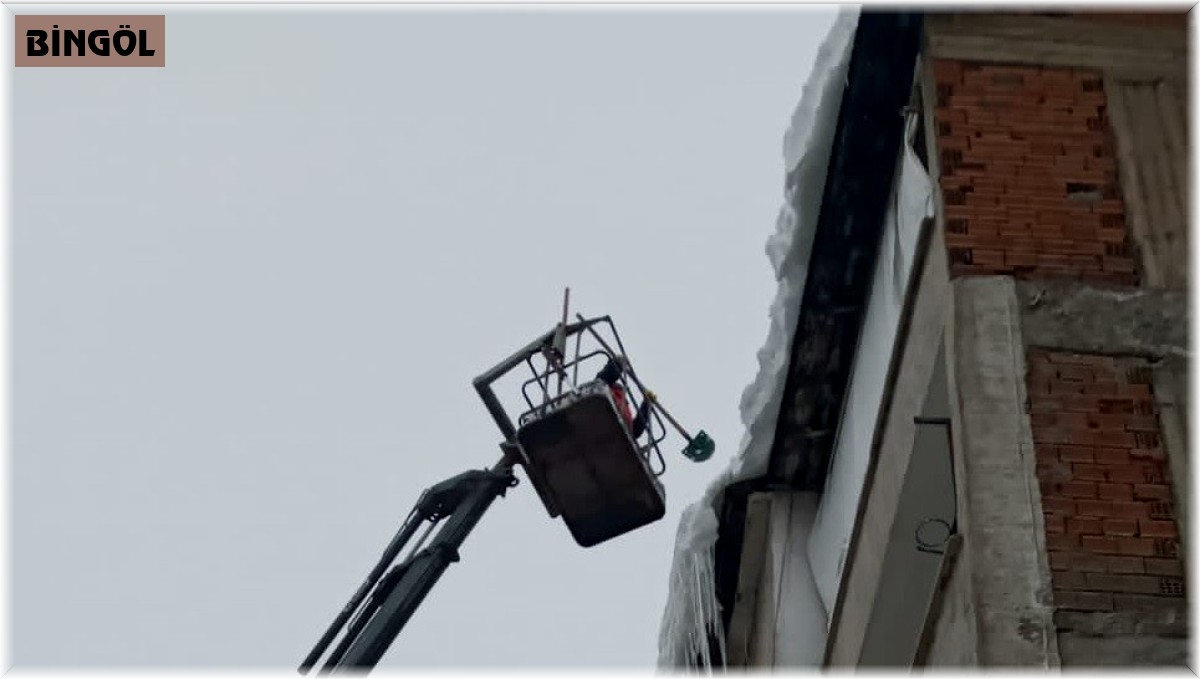 Bingöl'de buz sarkıtları temizleniyor