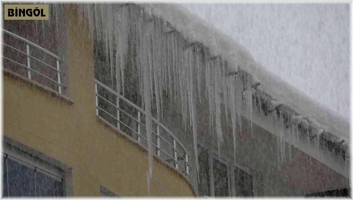 Bingöl'de buz sarkıtlarının boyu 1 metreyi buldu