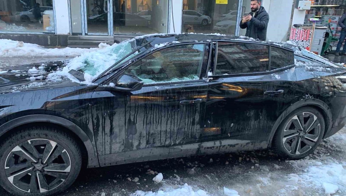 Bingöl'de çatıdan düşen kar otomobile zarar verdi
