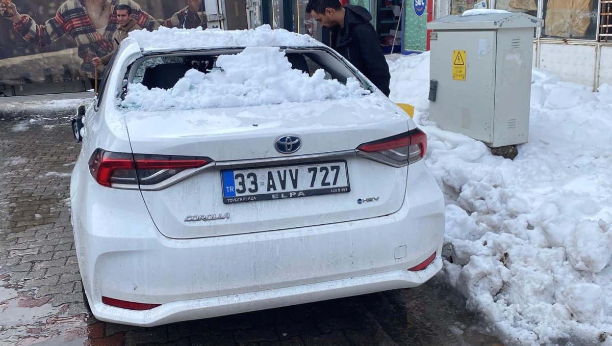 Bingöl'de çatıdan düşen kar otomobile zarar verdi