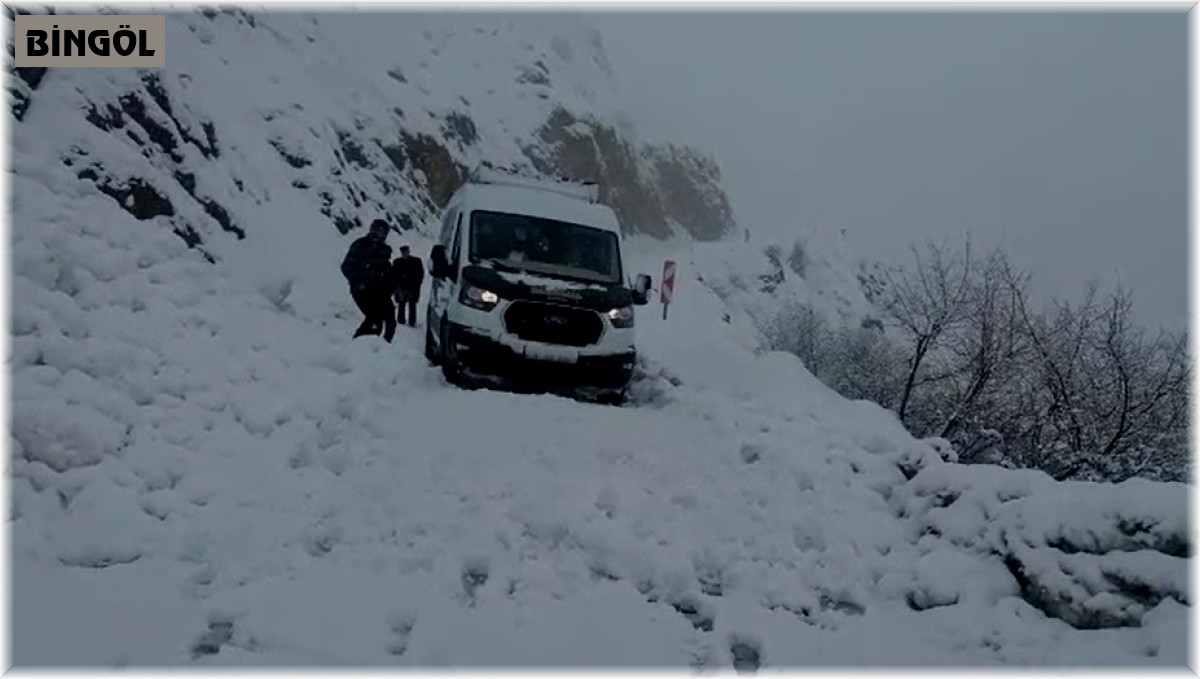 Bingöl'de çığ düştü, yol ulaşıma kapandı