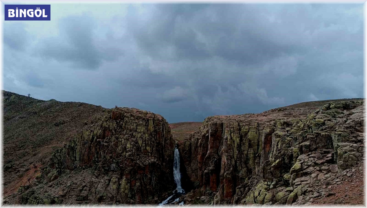 Bingöl'de Çır Şelalesi, karların erimesiyle coştu