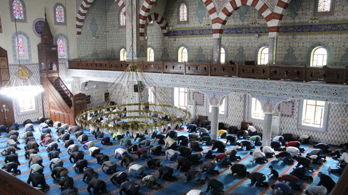 Bingöl'de Cuma namazıyla camiler doldu