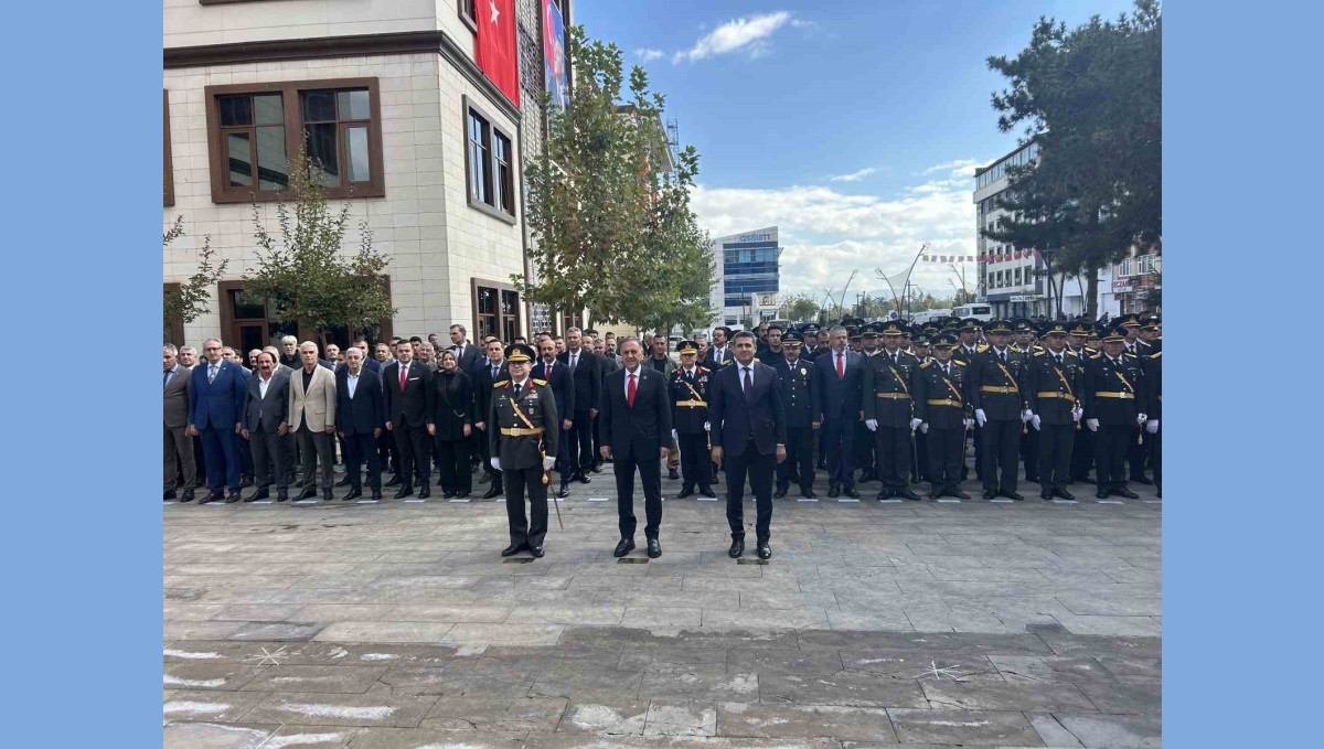 Bingöl'de Cumhuriyet'in 102. yılı kutlamaları çelenk sunumuyla başladı