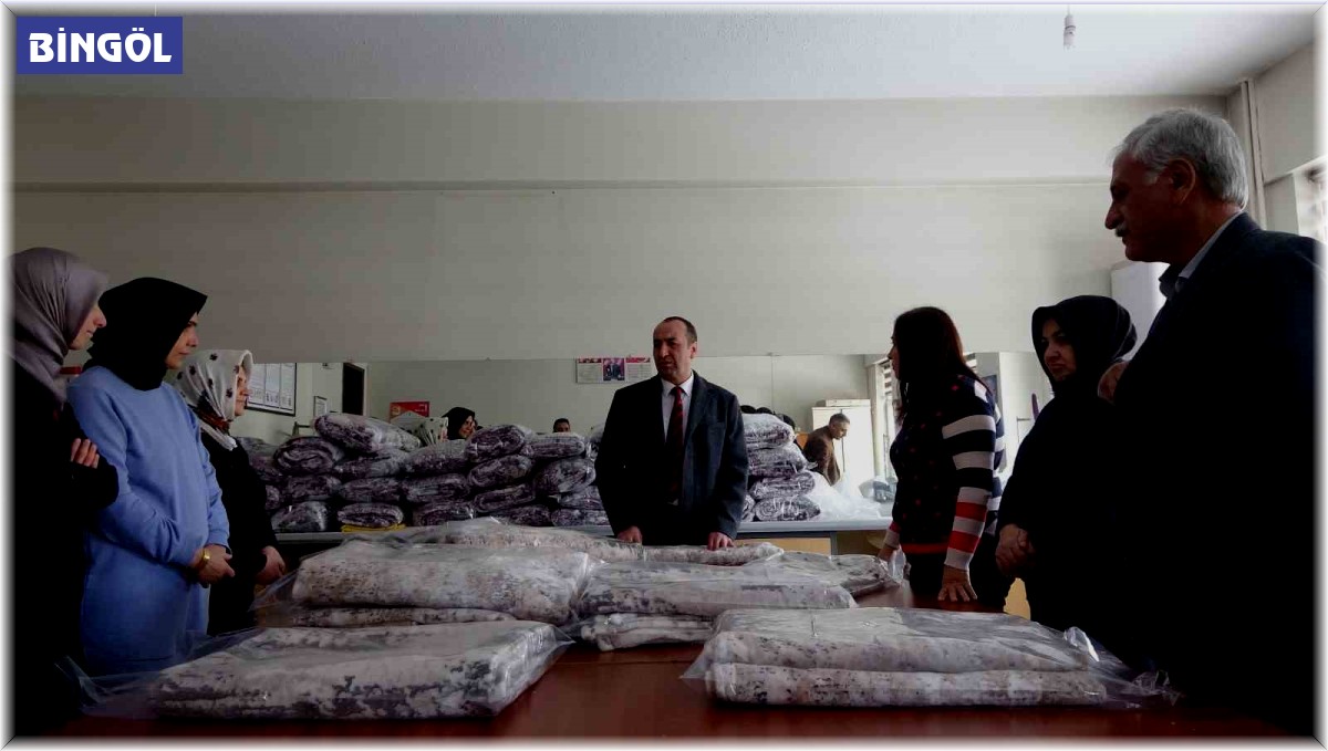 Bingöl'de depremzedeler için battaniye üretimi başladı
