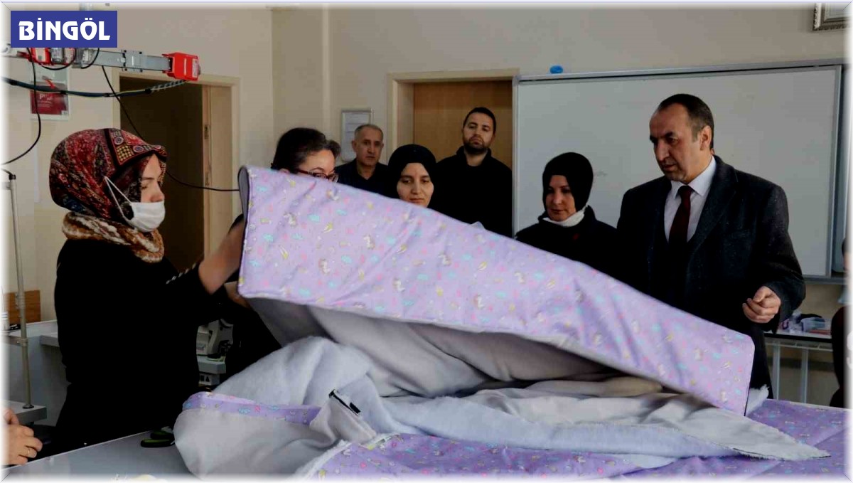 Bingöl'de depremzedeler için uyku tulumu dikiliyor