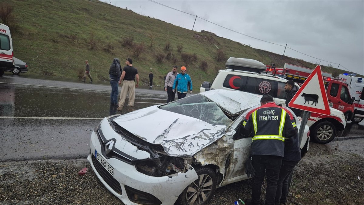 Bingöl'de devrilen otomobildeki 1 kişi öldü, 2 kişi yaralandı