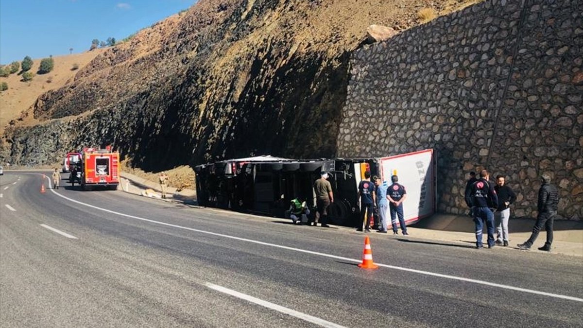 Bingöl'de devrilen tırdaki 2 kişi yaralandı