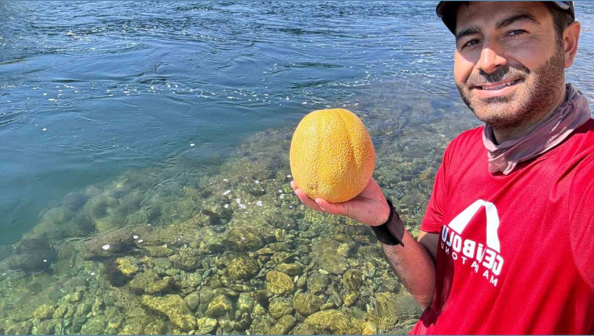 Bingöl'de doğa tutkunundan su altında meyve keyfi