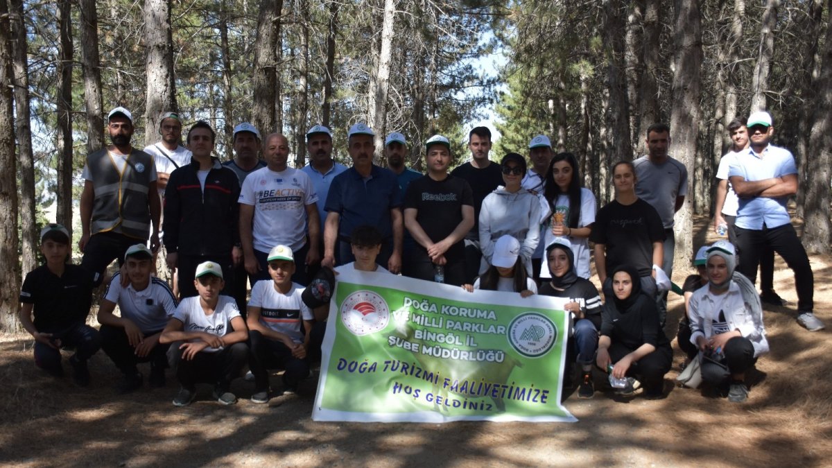 Bingöl'de doğa yürüşü ve çevre temizliği etkinliği yapıldı