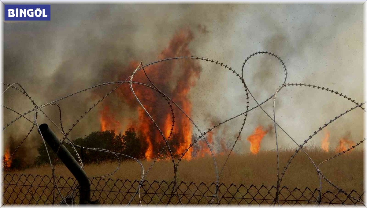 Bingöl'de eğitim atışı sırasında yangın çıktı: Kurumuş otların bulunduğu yaklaşık 10 dönümlük alan kül oldu