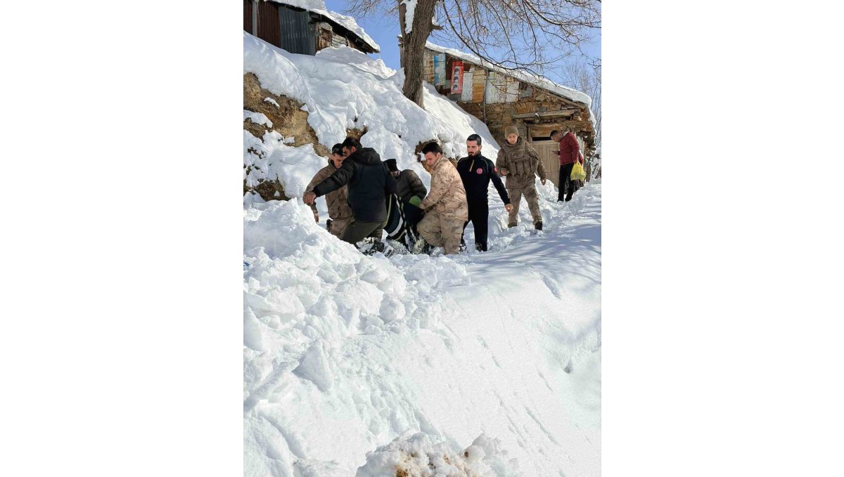 Bingöl'de ekipler karbonmonoksit gazından zehirlenen şahıs için seferber oldu