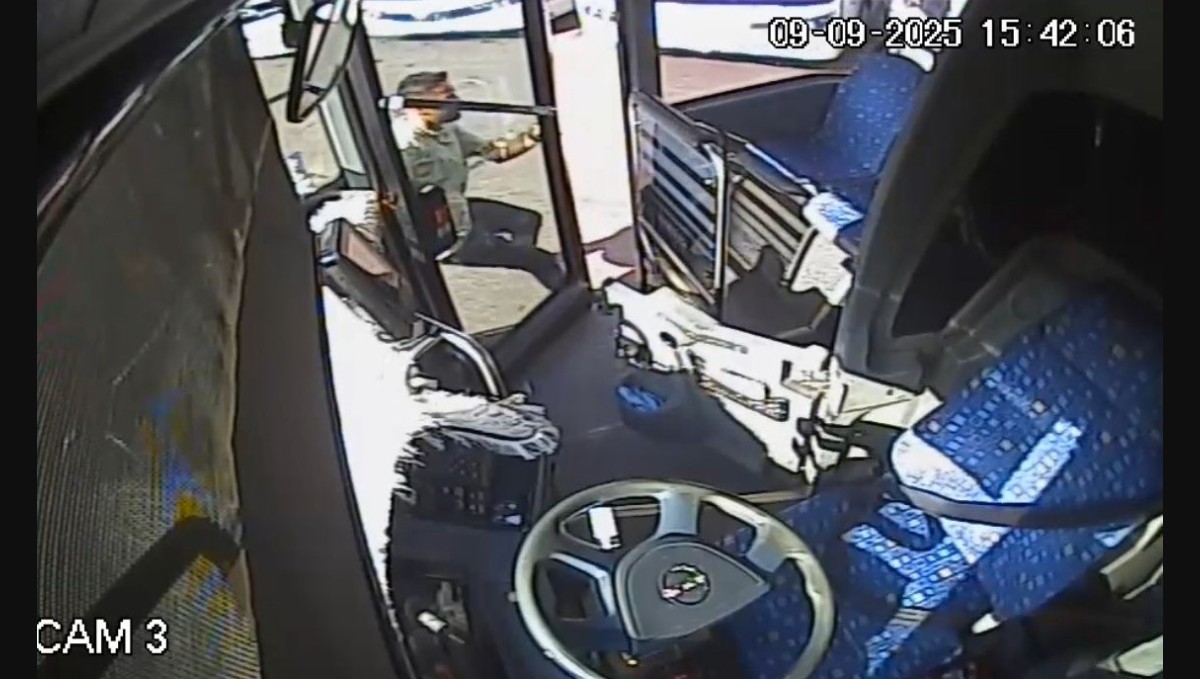 Bingöl'de el freni çekilmeyen otobüs geri kayarak park halindeki diğer otobüse çarptı