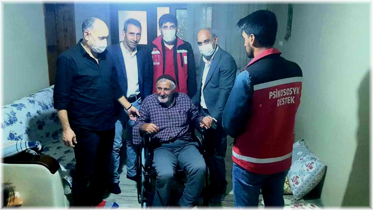 Bingöl'de engelli vatandaşa tekerlekli sandalye hediye edildi