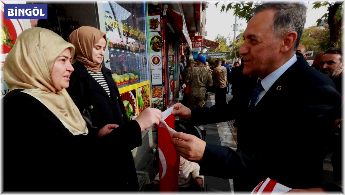 Bingöl'de esnaf ve vatandaşlara Türk bayrağı dağıtıldı