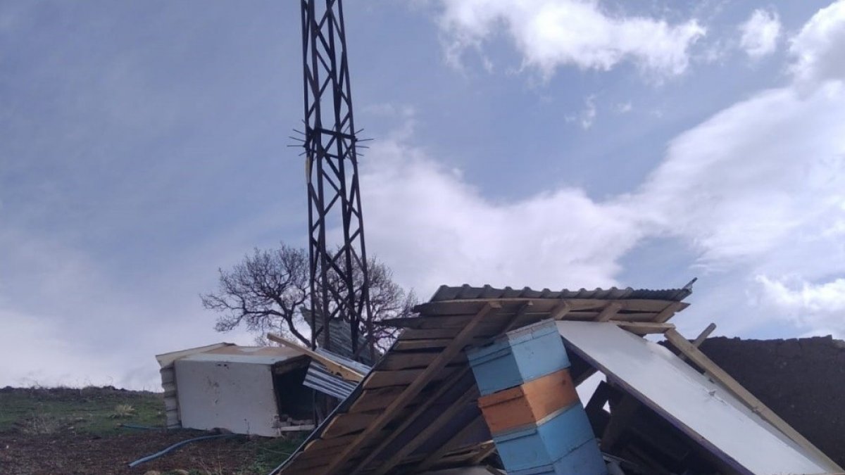 Bingöl'de fırtına arıcı kulübelerine zarar verdi